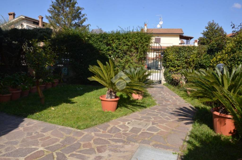 Villa Bifamiliare in vendita a Tivoli via Lucania, 23