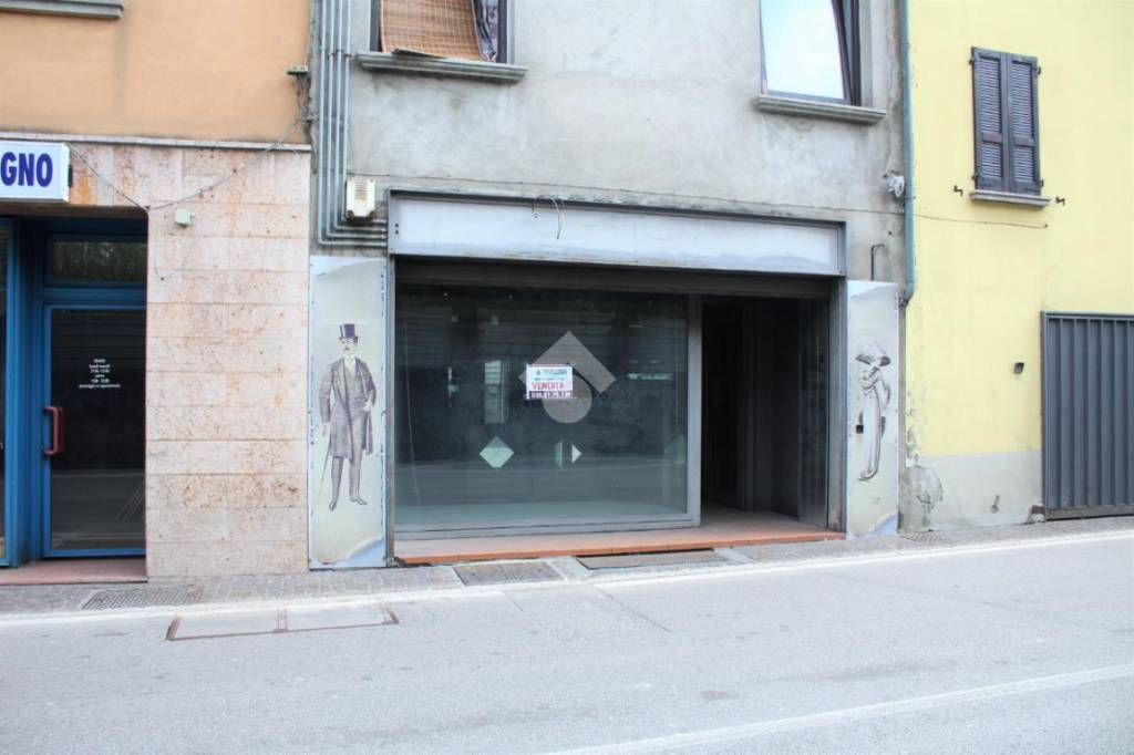 Negozio in vendita a Darfo Boario Terme via Agostino Bonara