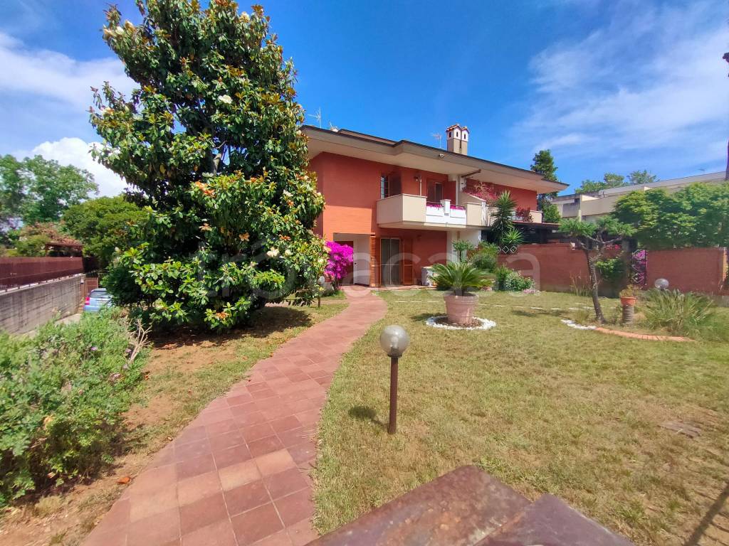 Villa Bifamiliare in vendita a Latina via Guido d'Arezzo, 71
