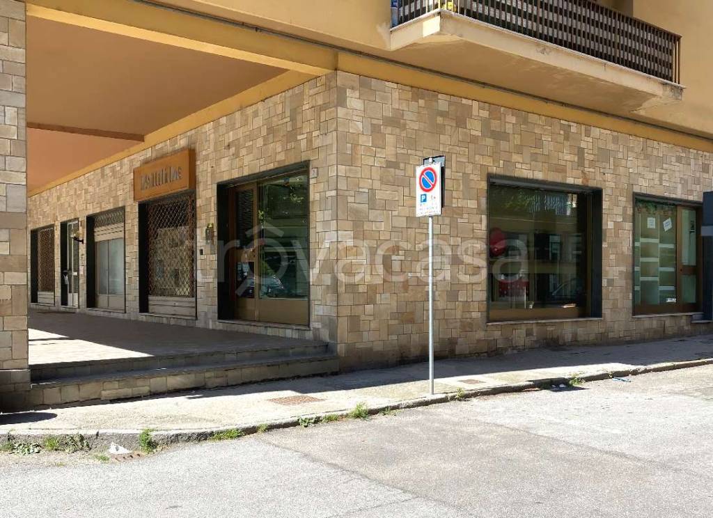 Negozio in vendita a Villar Perosa piazza Centenario, 7