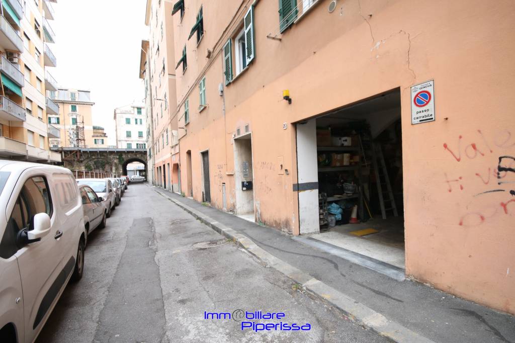Garage in vendita a Genova via Augusto Albini