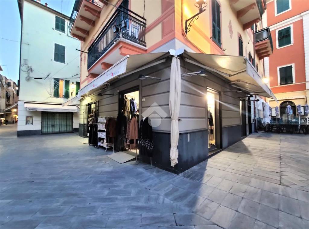 Negozio in vendita a Loano mura Piazza Rocca, 2