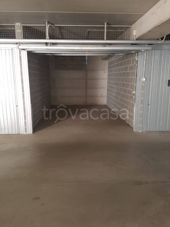 Garage in vendita ad Alba corso Bra, 18