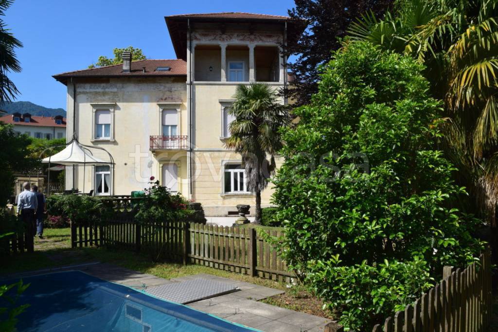 Villa in vendita a Porto Valtravaglia piazza Imbarcadero