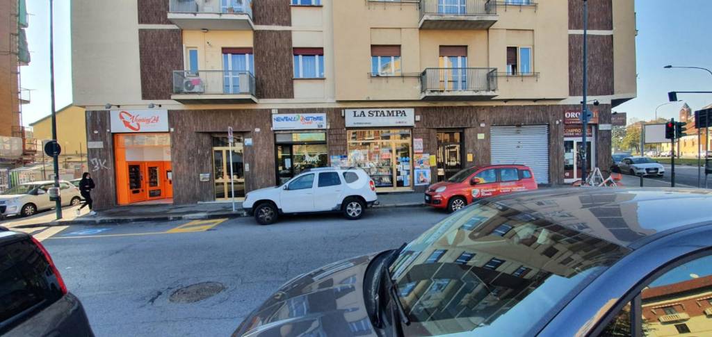 Negozio in vendita a Torino via Valentino Carrera, 117