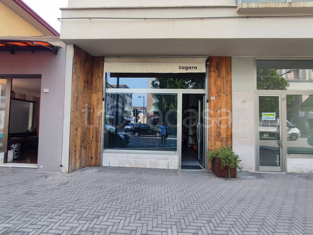 Negozio in vendita a Pordenone viale Franco Martelli, 25A