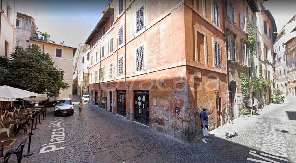 Negozio in vendita a Roma via del Governo Vecchio