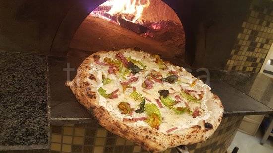 Pizzeria in vendita a Cava de' Tirreni via 25 Luglio, 80