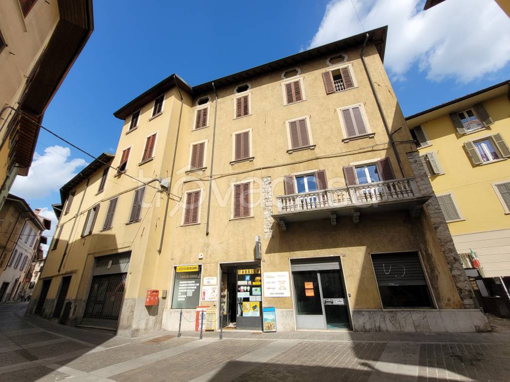 Casa Indipendente in vendita ad Alzano Lombardo via Andrea Fantoni, 52