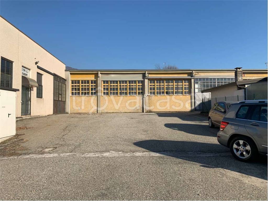 Capannone Industriale in vendita a Gavirate via Alioli e Sassi, 19