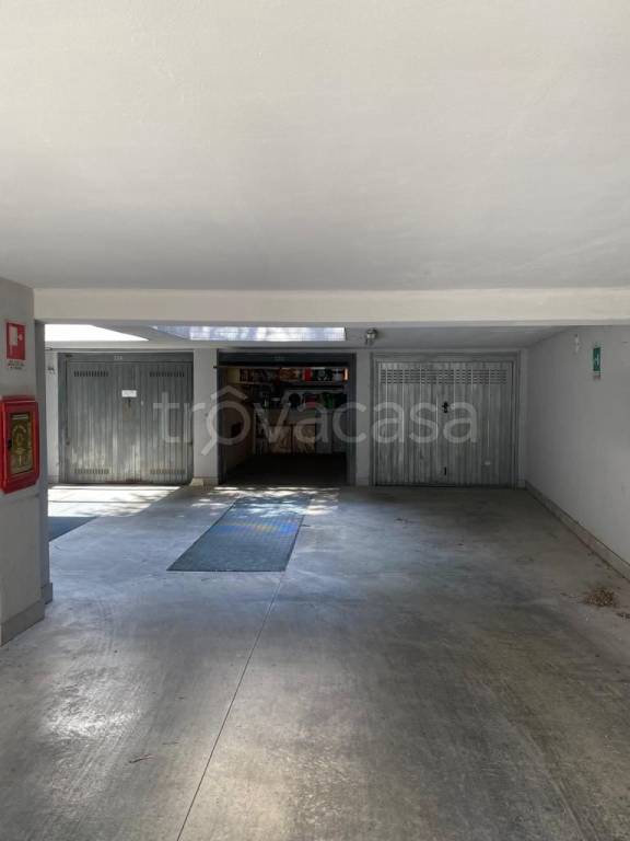 Garage in vendita a Milano via Antonello da Messina, 5