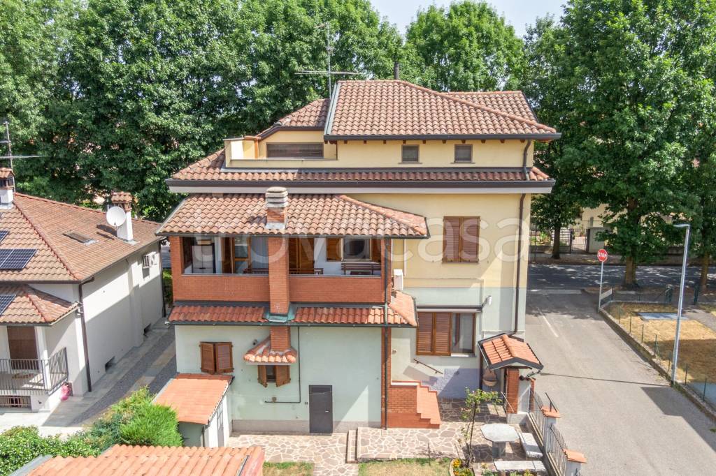 Villa in vendita a Cassano d'Adda via Walter Tobagi, 2