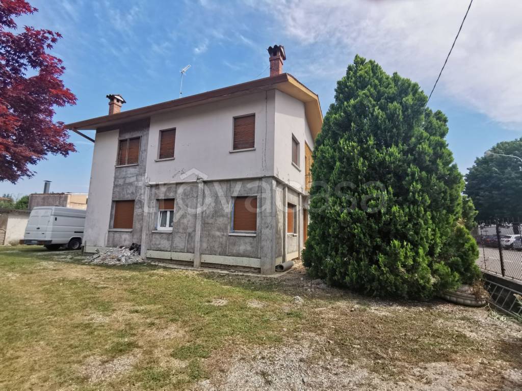 Villa in vendita a Manzano