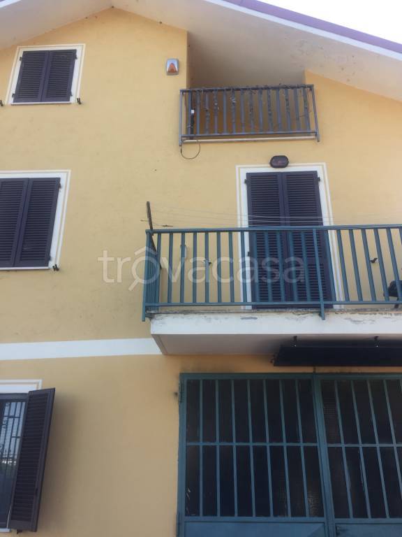 Casa Indipendente in vendita ad Azzano d'Asti via Strad. Per Rocca d'Arazzo