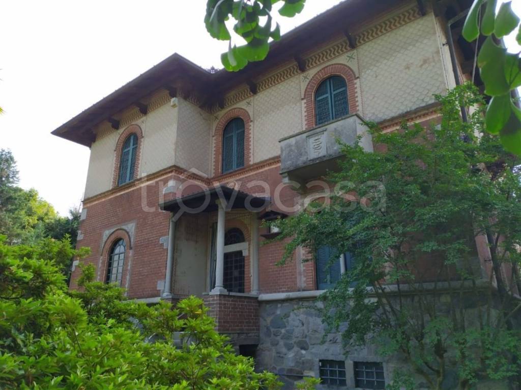 Villa in vendita a Sesto Calende area Residenziale Sesto Calende