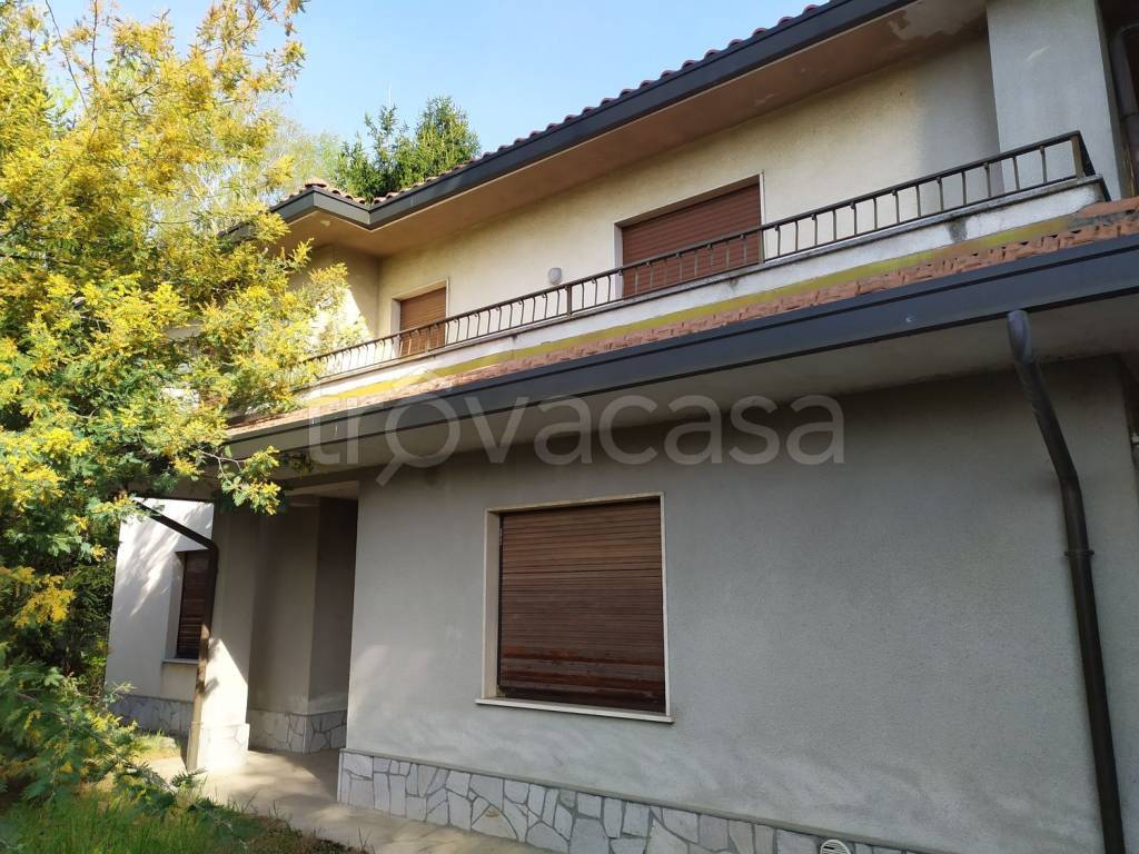 Villa in vendita ad Angera via Trento