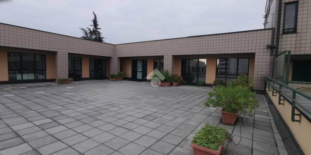 Ufficio in vendita a Caronno Pertusella piazza s.Pertini, 77