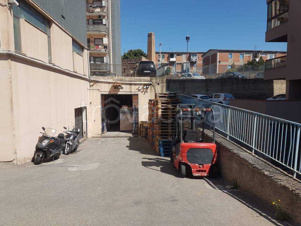 Magazzino in vendita a Messina viale del Policlinico, 14
