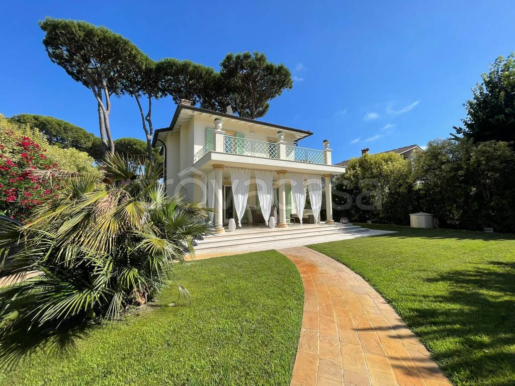 Villa in affitto a Forte dei Marmi via Benvenuto Cellini, 21