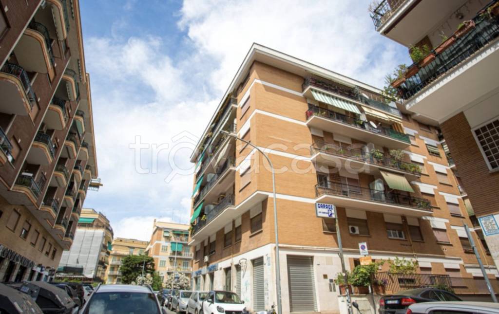 Appartamento in vendita a Roma via Pier Vettori