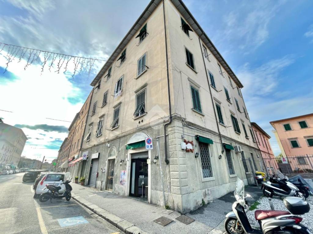 Garage in affitto a Livorno via Provinciale Pisana, 43