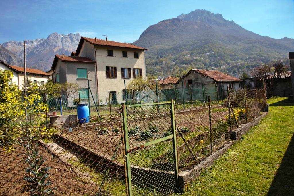 Casa Indipendente in vendita a Mandello del Lario via al Bellano, 15