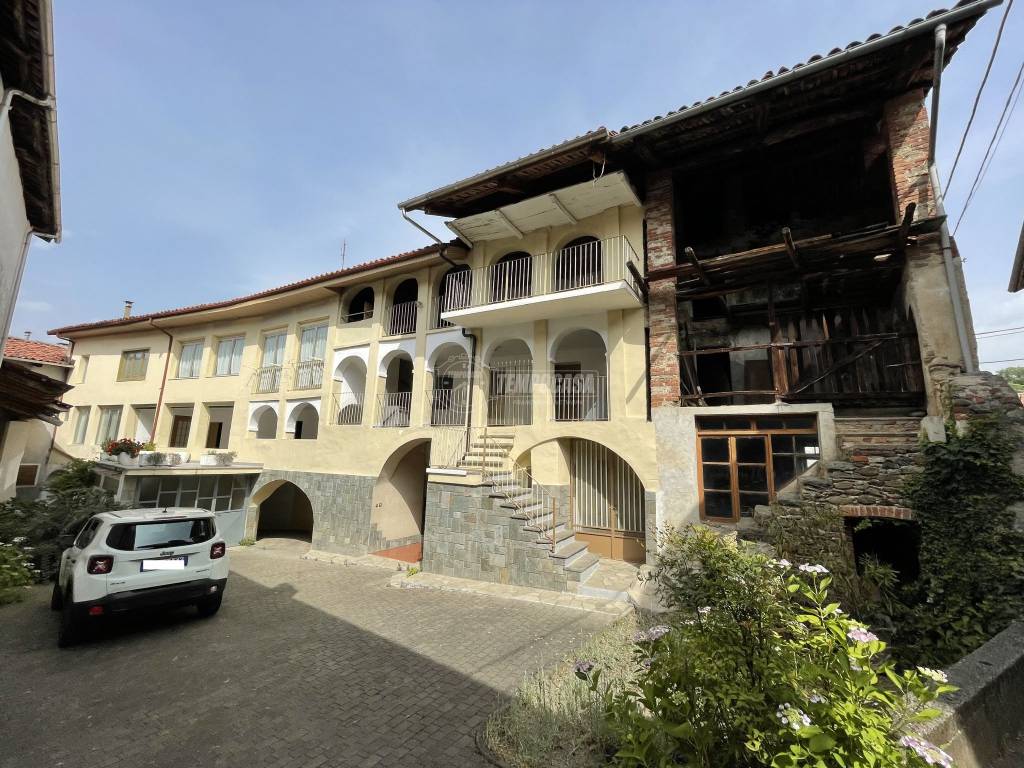 Casa Indipendente in vendita a Val di Chy via Umberto I 20