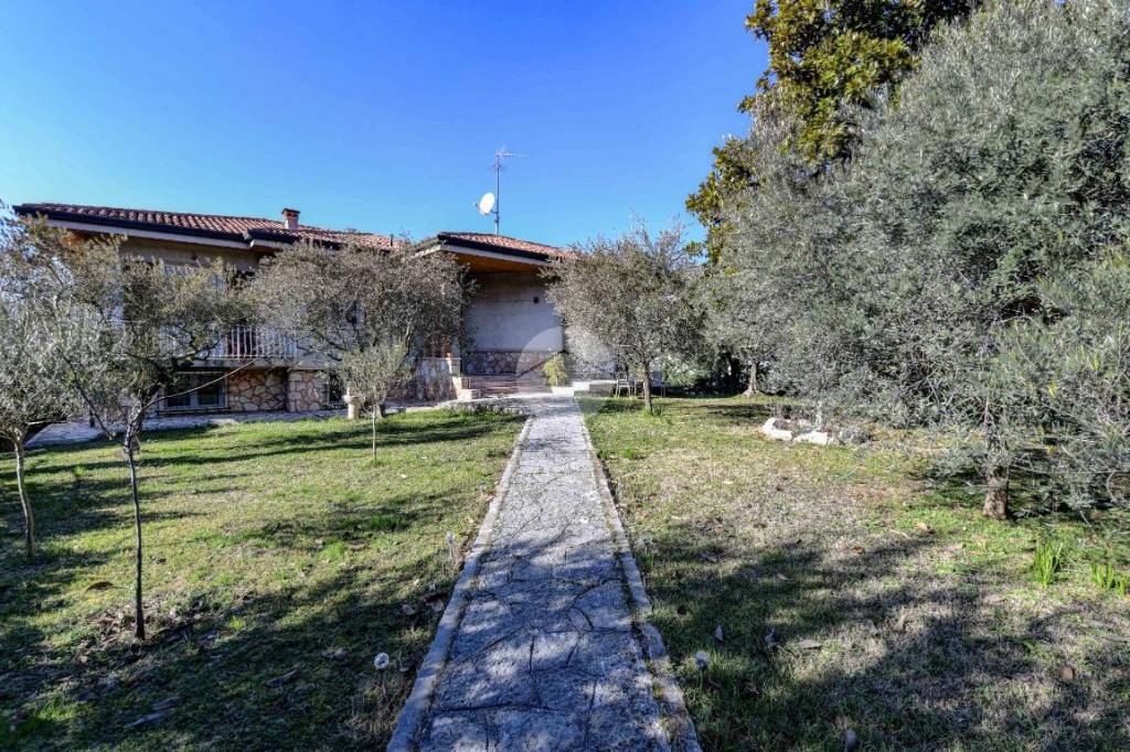 Villa in vendita a Peschiera del Garda strada peschiera, 33
