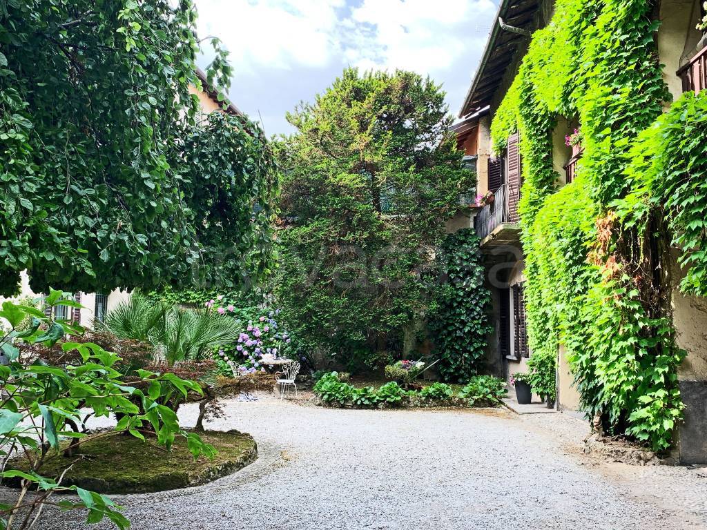 Villa Bifamiliare in vendita ad Alzate Brianza via Armando Diaz