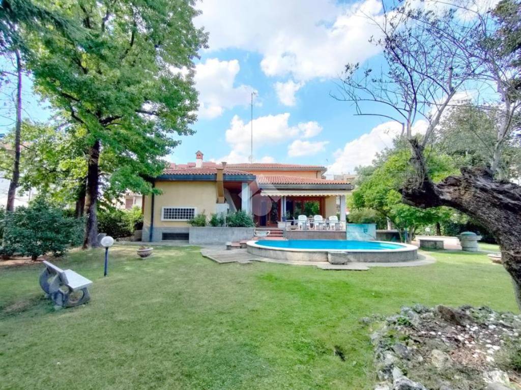 Villa in vendita a Brugherio via Carlo Cattaneo