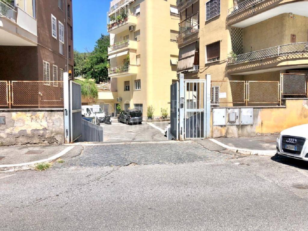 Garage in affitto a Roma via Valnerina, 66