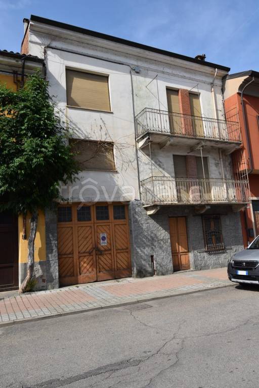 Casa Indipendente in vendita a Canale piazza Trento e Trieste, 31