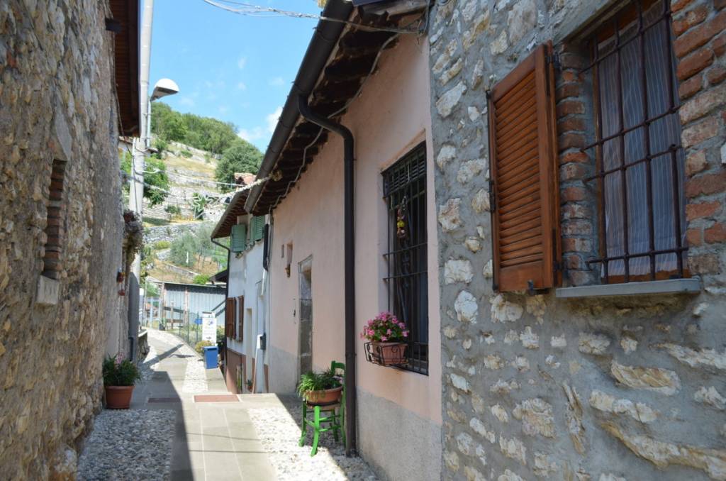 Casa Indipendente in vendita ad Adrara San Martino via Mascherpinga