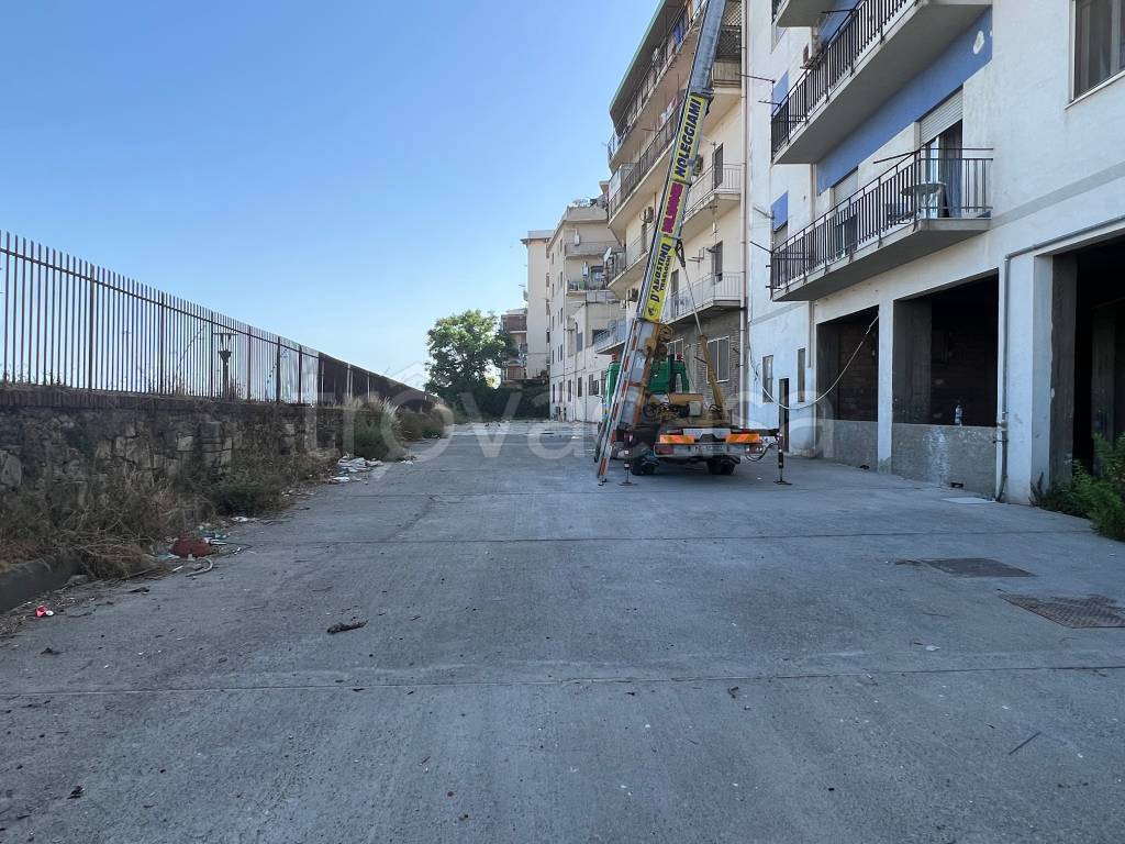 Negozio in affitto a Messina via Industriale, 32