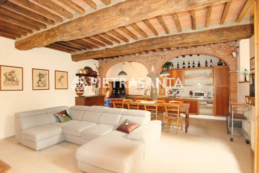 Appartamento in vendita a Pietrasanta via Padre Eugenio Barsanti, 3
