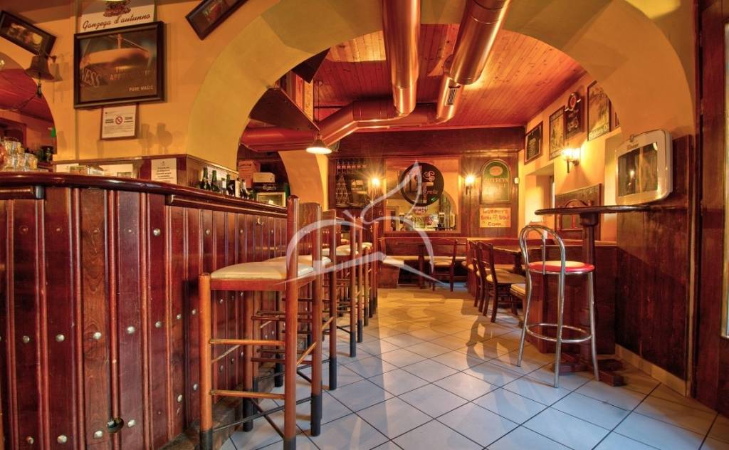 Pub in vendita a Mori piazza Cal di Ponte, 25
