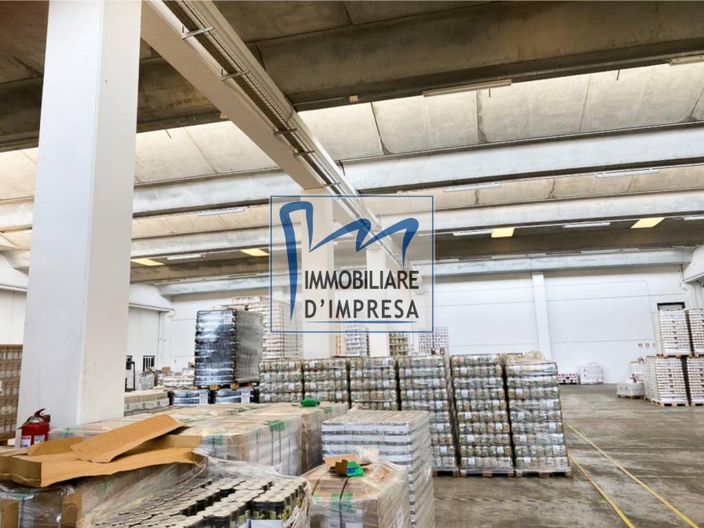 Capannone Industriale in vendita a Parma via Emilia Ovest