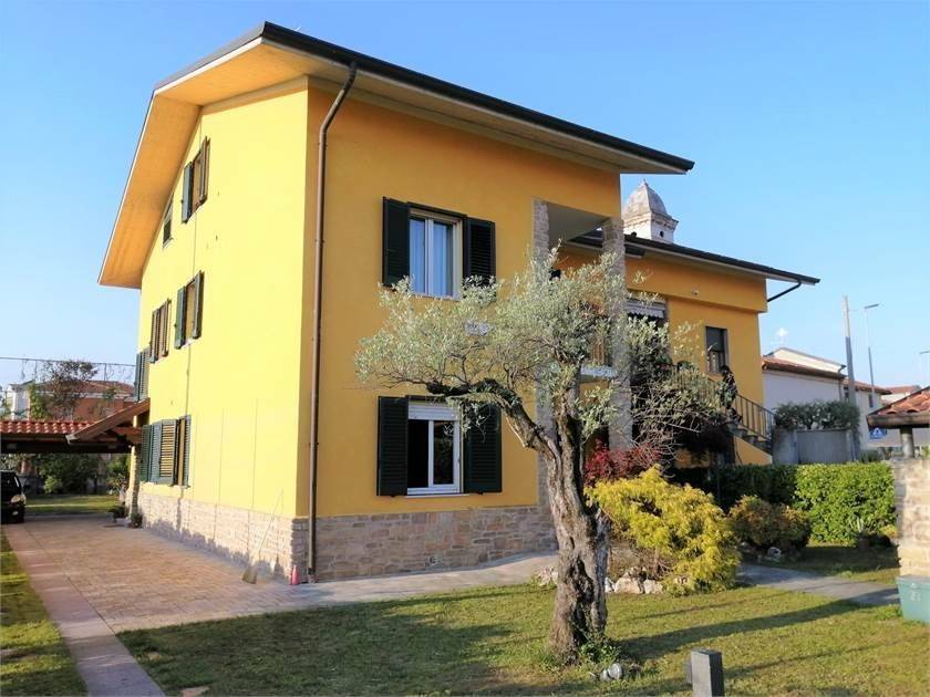 Villa Bifamiliare in vendita a Dalmine via Alessandro Manzoni, 55