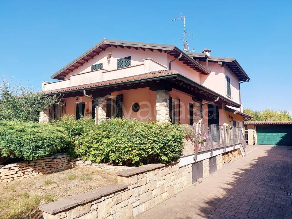 Villa Bifamiliare in vendita a Sannazzaro de' Burgondi via Monsignor Pietro Anglese