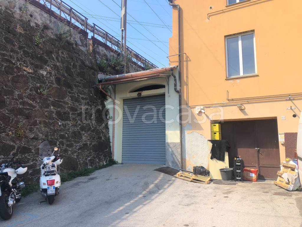 Capannone Industriale in vendita a Genova via Giuseppe Gallesi, 64