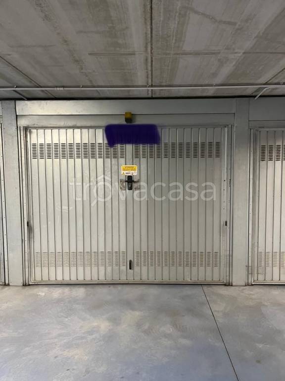 Garage in vendita a Milano via Bastia, 8