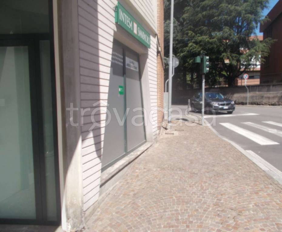Filiale Bancaria in vendita a Como via Francesco Petrarca 31