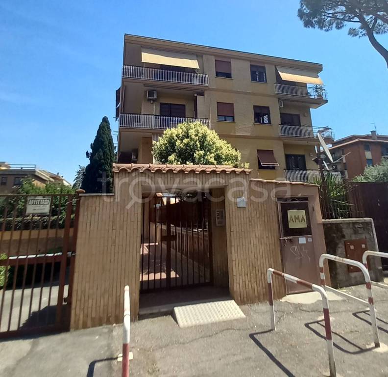 Appartamento in vendita a Roma via del Fosso dell'Acqua Mariana
