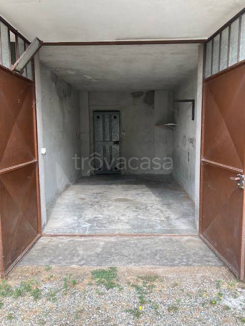 Garage in affitto a Luserna San Giovanni via s. Toja