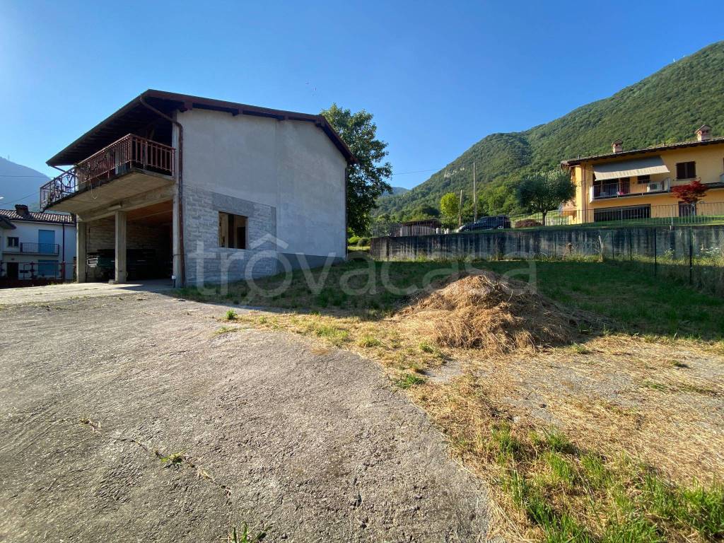 Villa in vendita ad Albino via Vittorio Carrara