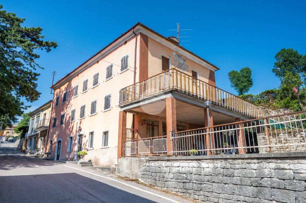 Albergo in vendita a Caprino Veronese albergo località spiazzi tre vie