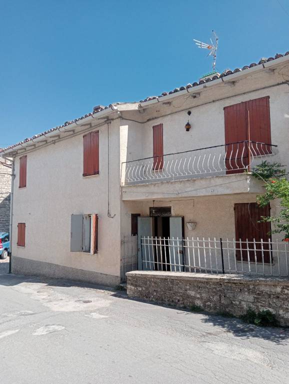 Casa Indipendente in vendita a Fabriano frazione Castelletta, 41