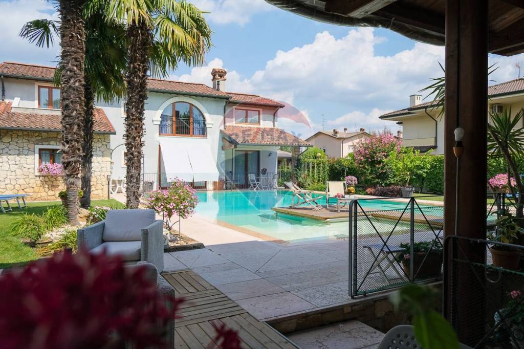 Villa in vendita a Montecchia di Crosara via Adige, 11
