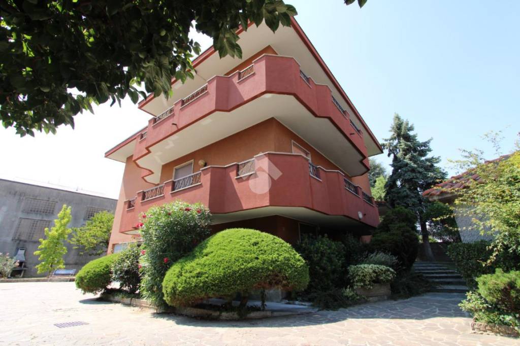 Villa Bifamiliare in vendita a Bareggio via Sant'Ambrogio