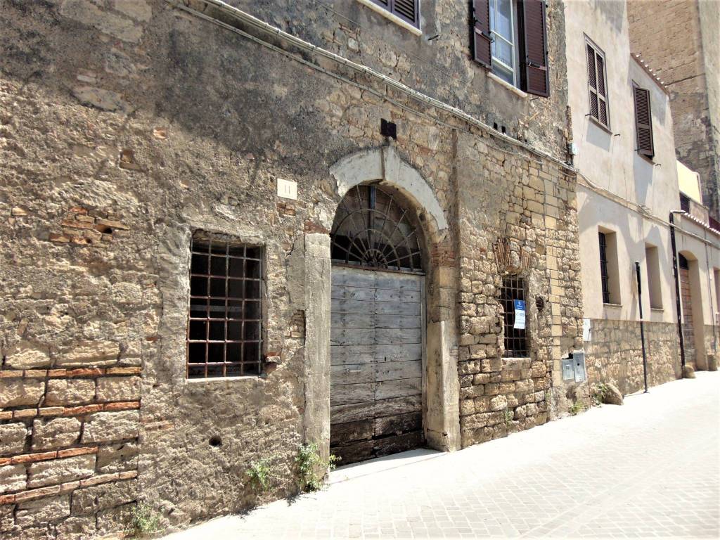 Magazzino in vendita a Tarquinia via di Porta Castello, 11